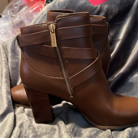 9 1/2 Michael Kors block heel cognac color - Picture 5 of 5